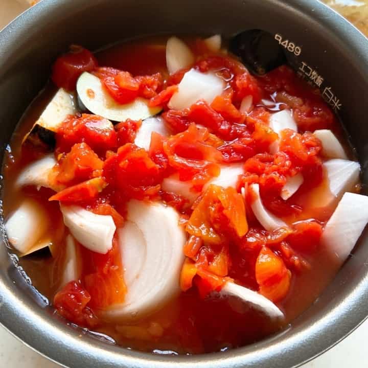 炊飯器で野菜カットトマトを炊く