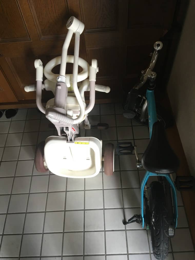 iimo三輪車を玄関で保管している様子